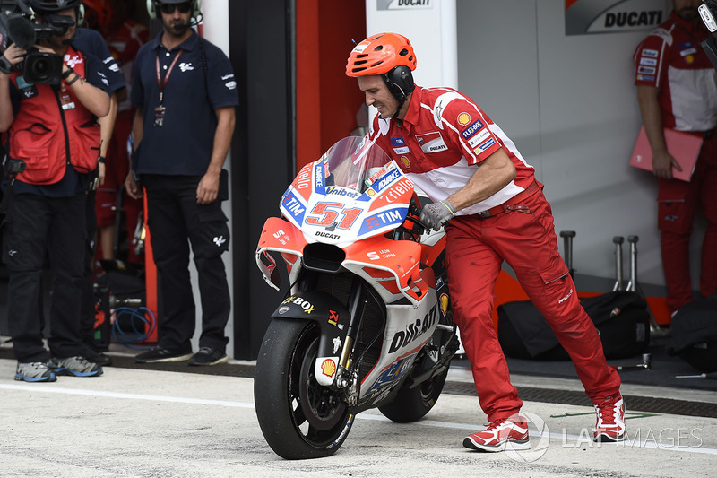 Llanta ponchada en la moto de Michele Pirro, Ducati Team