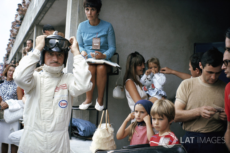 1967 - Graham Hill se prepara para entrar na pista ao lado de sua família: a mulher, Bette Hill, e o futuro campeão de F1, Damon Hill