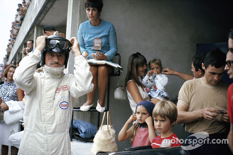 1967 - Graham Hill se prepara para entrar na pista ao lado de sua família: a mulher, Bette Hill, e o futuro campeão de F1, Damon Hill