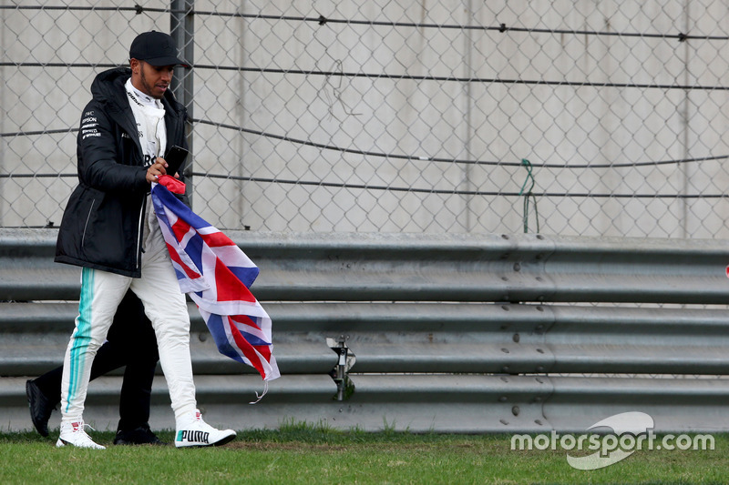 Lewis Hamilton, Mercedes AMG, va en piste pour voir les fans et prend le drapeau du Royaume-Uni