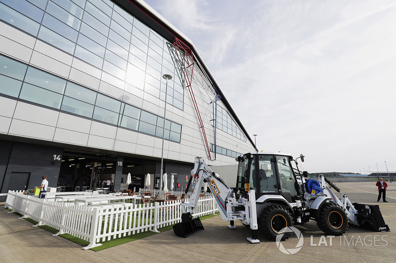 Бульдозер Williams JCB перед "Крилом" Сільверстоуна