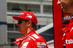 Kimi Raikkonen, Ferrari, revient au garage après son abandon