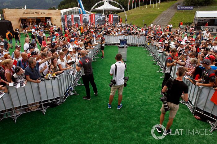 Los fanáticos en sesión de autógrafos