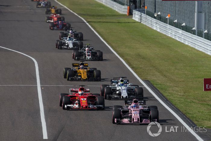 Sergio Pérez, Sahara Force India VJM10 y Sebastian Vettel, Ferrari SF70H