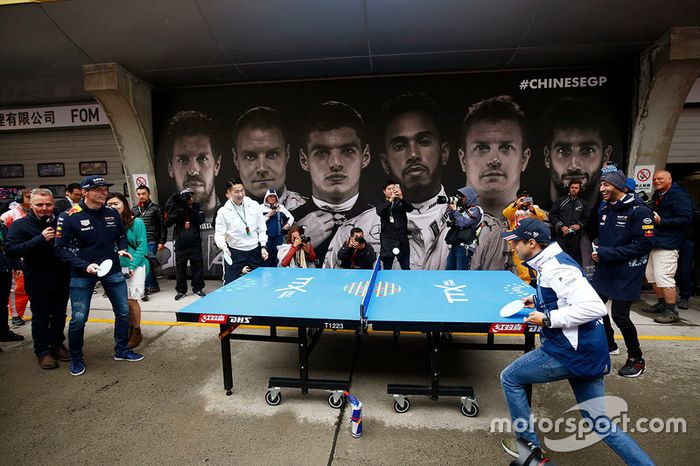 Varios pilotos jugaron a ping pong antes de la carrera. Massa y Ricciardo formaron equipo