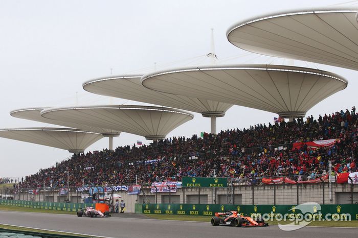 Fernando Alonso, McLaren MCL32 y Sergio Pérez, Force India VJM10