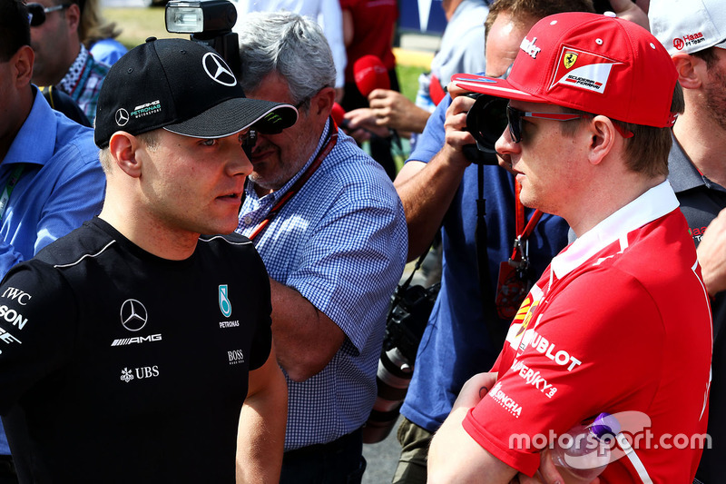 Valtteri Bottas, Mercedes AMG F1 con Kimi Raikkonen, Ferrari