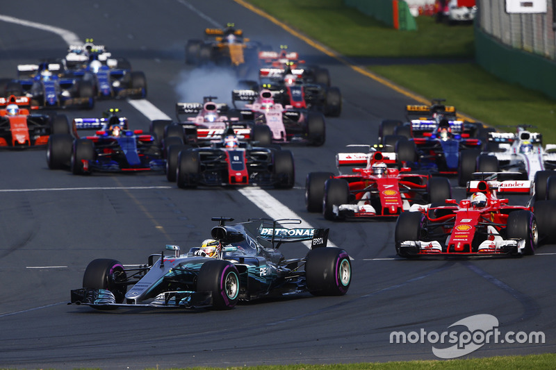 Старт гонки: Льюис Хэмилтон, Mercedes AMG F1 W08, Себастьян Феттель, Ferrari SF70H, Кими Райкконен, Ferrari SF70H, Фелипе Масса, Williams FW40
