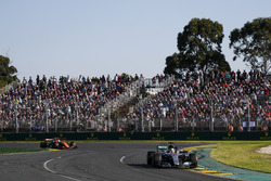 Lewis Hamilton, Mercedes AMG F1 W08 y Fernando Alonso, McLaren MCL32
