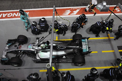 Lewis Hamilton, Mercedes AMG F1 W08 pit stop