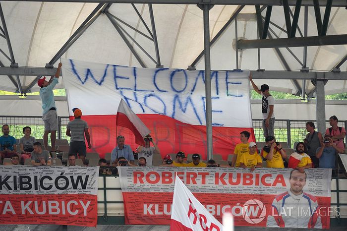 Robert Kubica, Renault Sport F1 Team RS17 fans y banners