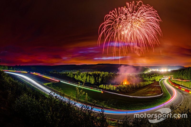 1. Fuegos artificiales en pista