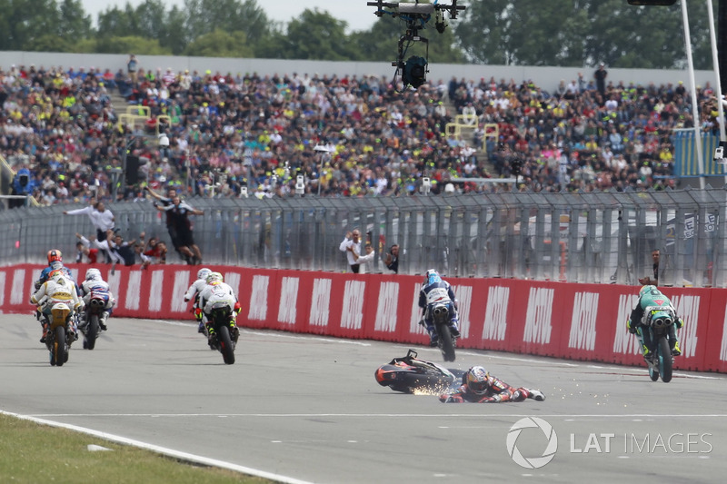 Bo Bendsneyder, Red Bull KTM Ajo crashes over chequered flag