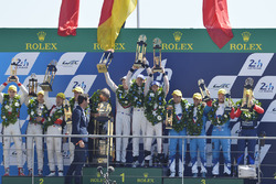 Podium: racewinnaars Timo Bernhard, Earl Bamber, Brendon Hartley, Porsche Team, tweede plaats Ho-Pin