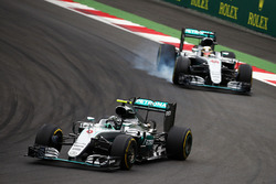 Nico Rosberg, Mercedes AMG F1 W07 Hybrid vor Lewis Hamilton, Mercedes AMG F1 W07 Hybrid