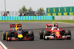 Max Verstappen, Red Bull Racing RB12 and Kimi Raikkonen, Ferrari SF16-H battle for position