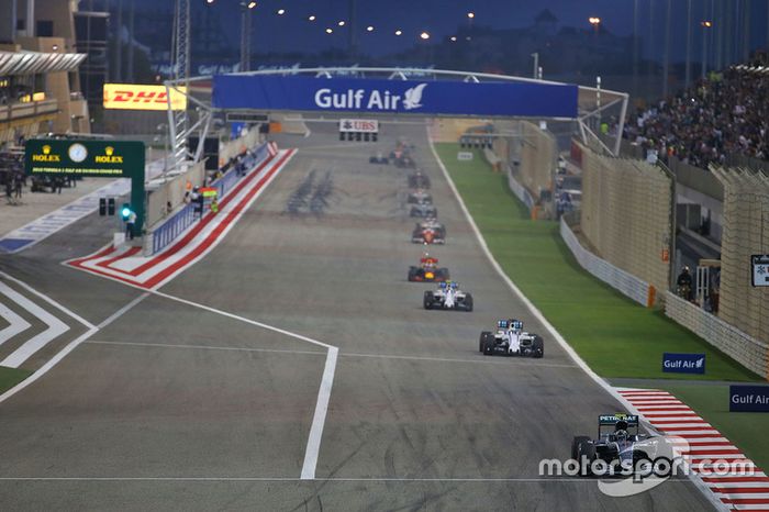 Arrancada: Nico Rosberg, Mercedes AMG F1 Team W07 líder