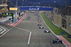 Start actie: Nico Rosberg, Mercedes AMG F1 Team W07 aan de leiding