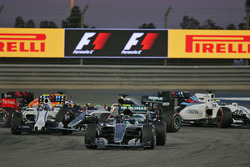 Start actie: Nico Rosberg, Mercedes AMG F1 Team W07, Valtteri Bottas, Williams FW38 en Lewis Hamilto