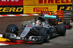 Льюис Хэмилтон, Mercedes AMG F1 W07 едет впереди Даниэля Риккардо, Red Bull Racing RB12