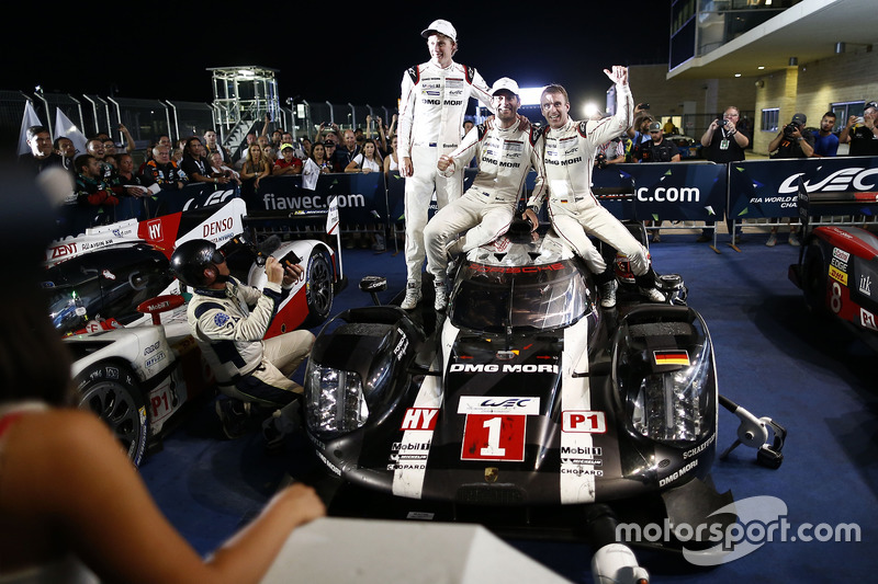 Les vainqueurs #1 Porsche Team Porsche 919 Hybrid: Timo Bernhard, Mark Webber, Brendon Hartley