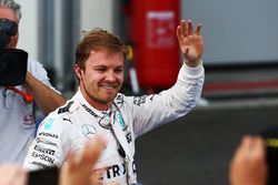 Ganador de la carrera Nico Rosberg, Mercedes AMG F1 celebra en parc ferme