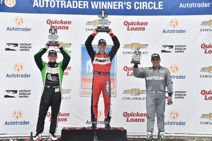 Podio: ganador de la carrera Sébastien Bourdais, KV Racing Technology Chevrolet, segundo lugar Conor Daly, Dale Coyne Racing Honda, y el tercer lugar Juan Pablo Montoya, Team Penske Chevrolet