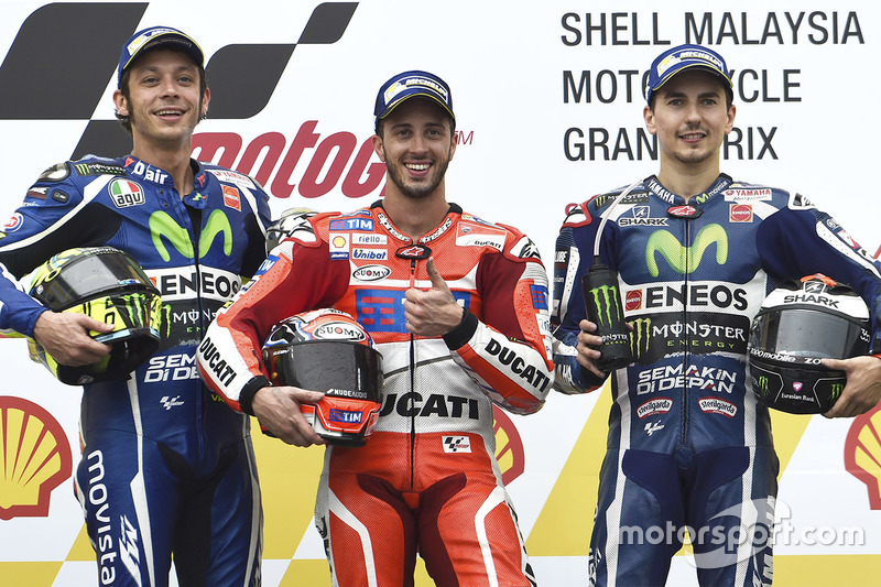 Ganador de la carrera Andrea Dovizioso, Ducati Team, segundo Valentino Rossi, Yamaha Factory Racing, tercero Jorge Lorenzo, Yamaha Factory Racing