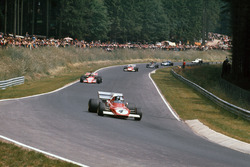 Jacky Ickx, Ferrari 312B2, davanti a Ronnie Peterson, March 721G Ford; Clay Regazzoni, Ferrari 312B2; Emerson Fittipaldi, Lotus