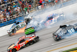 Ricky Stenhouse Jr., Roush Fenway Racing Ford, Kevin Harvick, Stewart-Haas Racing Chevrolet crash