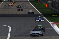 Nico Rosberg, Mercedes AMG F1 Team W07 lführt hinte dem Safetycar