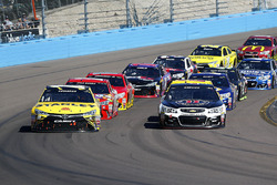 Re-start, Carl Edwards, Joe Gibbs Racing Toyota und Kevin Harvick, Stewart-Haas Racing Chevrolet
