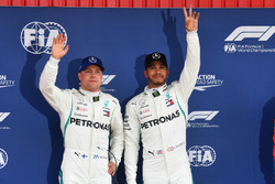 Valtteri Bottas, Mercedes-AMG F1 e Lewis Hamilton, Mercedes-AMG F1 festeggiano nel parco chiuso