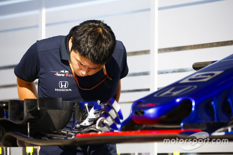 Toro Rosso Honda takım elemanı ön kanadı inceliyor