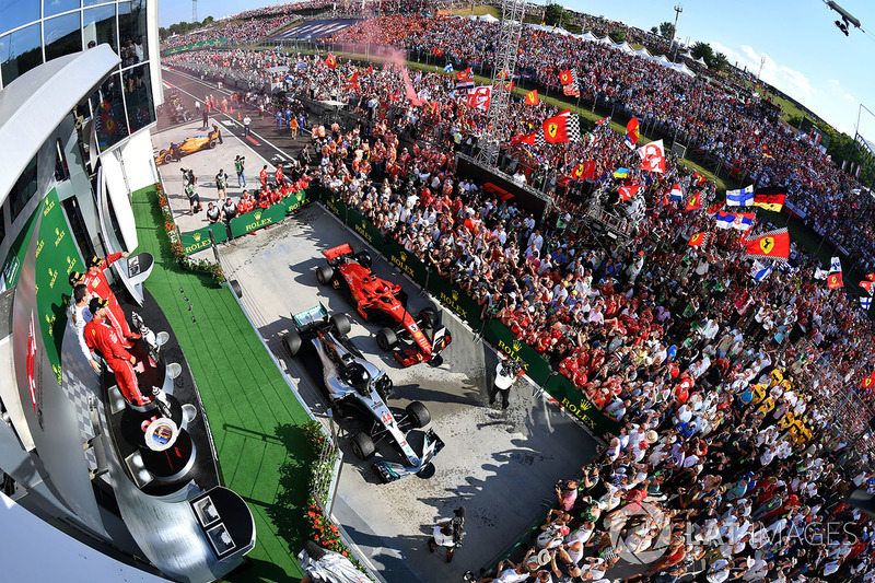 Подіум: переможець гонки Льюіс Хемілтон, Mercedes AMG F1, друге місце Себастьян Феттель, Ferrari, третє місце Кімі Райкконен, Ferrari