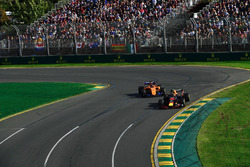 Max Verstappen, Red Bull Racing RB14 Fernando Alonso, McLaren MCL33