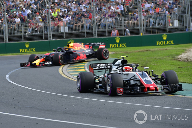 Kevin Magnussen, Haas F1 Team VF-18 alors que Max Verstappen, Red Bull Racing RB14 est en tête à queue