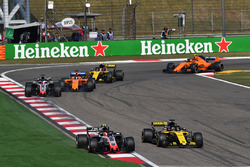 Kevin Magnussen, Haas F1 Team VF-18 et Nico Hulkenberg, Renault Sport F1 Team R.S. 18 en lutte