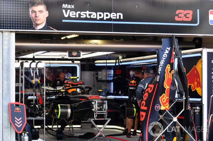 El coche de Max Verstappen, Red Bull Racing RB14 en el garaje durante la Calificación