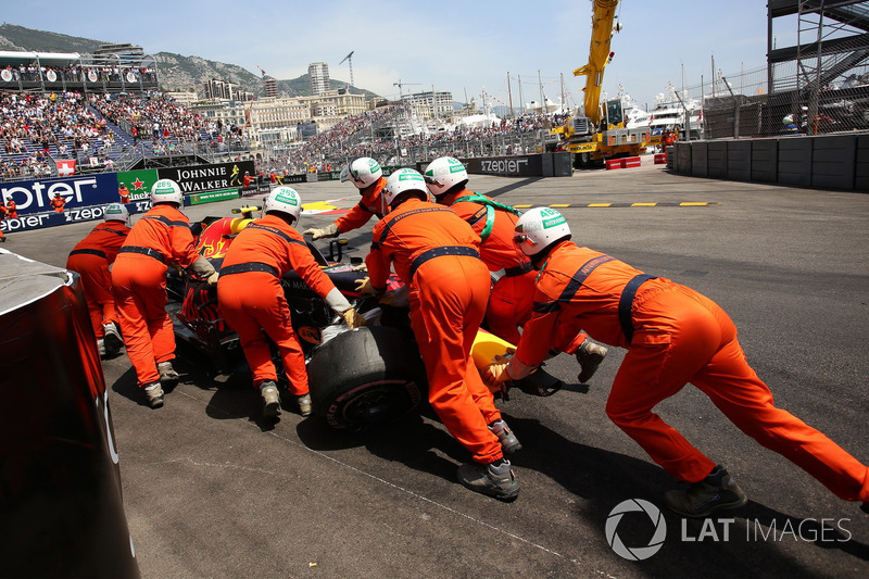 I marshal recuperano la monoposto incidentata di Max Verstappen, Red Bull Racing RB14