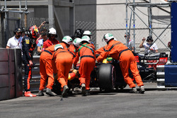 Les commissaires dégagent la voiture endommagée de Max Verstappen, Red Bull Racing RB14