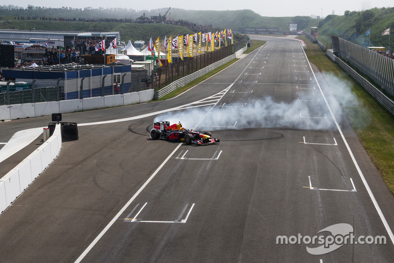 Max Verstappen ve Red Bull RB8