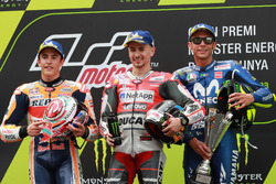 Podium: tweede plaats Marc Marquez, Repsol Honda Team, racewinnaar Jorge Lorenzo, Ducati Team, derde plaats Valentino Rossi, Yamaha Factory Racing