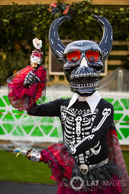 Disfraces del día de muertos en el paddock