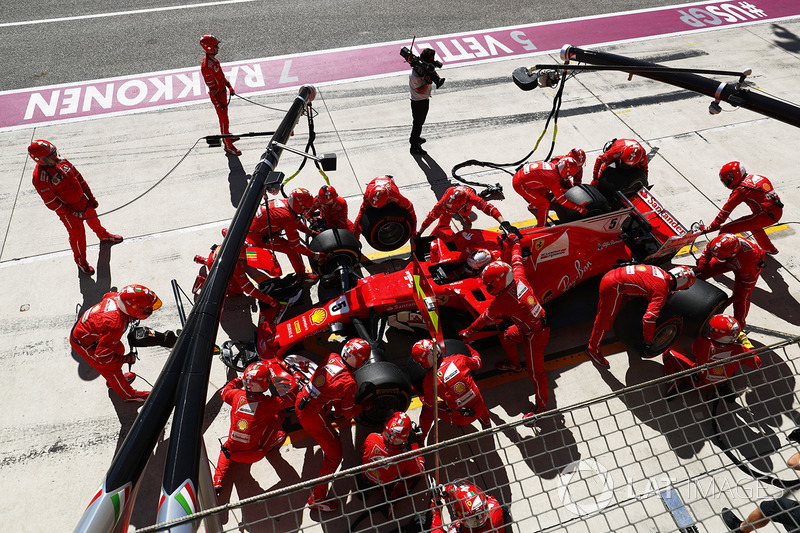 Sebastian Vettel, Ferrari SF70H, pit stop