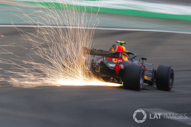 Des étincelles volent de la voiture de Max Verstappen, Red Bull Racing RB14 Tag Heuer