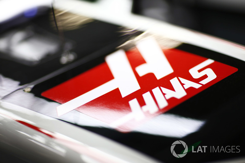 Un logo Haas sur le nez de la VF-18