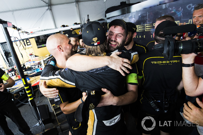 Jean-Eric Vergne, Techeetah, merayakan kemenangan di garasi tim Techeetah