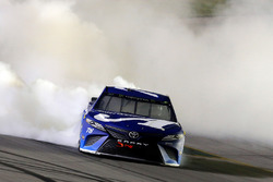 Martin Truex Jr., Furniture Row Racing, Toyota Camry Auto-Owners Insurance celebrates his win with a burnout