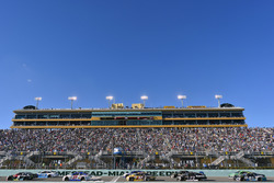 Kasey Kahne, Hendrick Motorsports Chevrolet, Chris Buescher, JTG Daugherty Racing Chevrolet